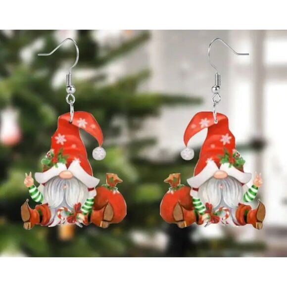 New! Adorable Christmas Gnome Dangle Earrings! - Picture 1 of 4